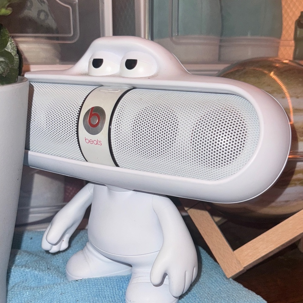 Dre BeatsPill with (Rare) White Character Holder